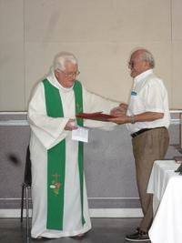 Un cadeau à Pierre pour ses 56 années de sacerdoce