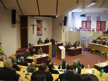 L'assembl�e des �v�ques pendant le discours de cloture