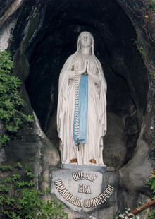 (c) Sanctuaires de Lourdes