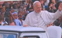 Le Pape Léon saluant la foule Le Pape Léon saluant la foule