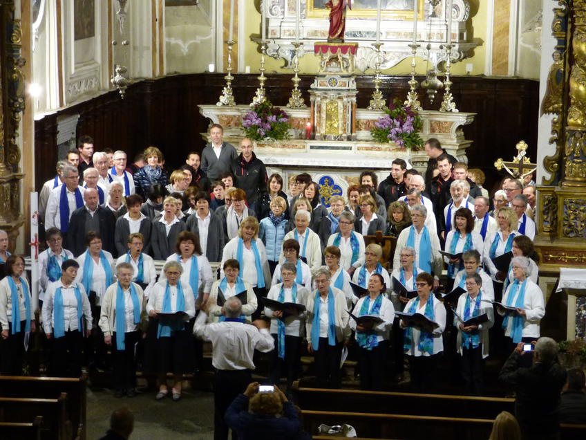 Les 4 choeurs réunis pendant le concert en l'église de Roncone