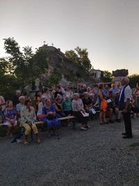 la nombreuse assistance devant le cimetière la nombreuse assistance devant le cimetière
