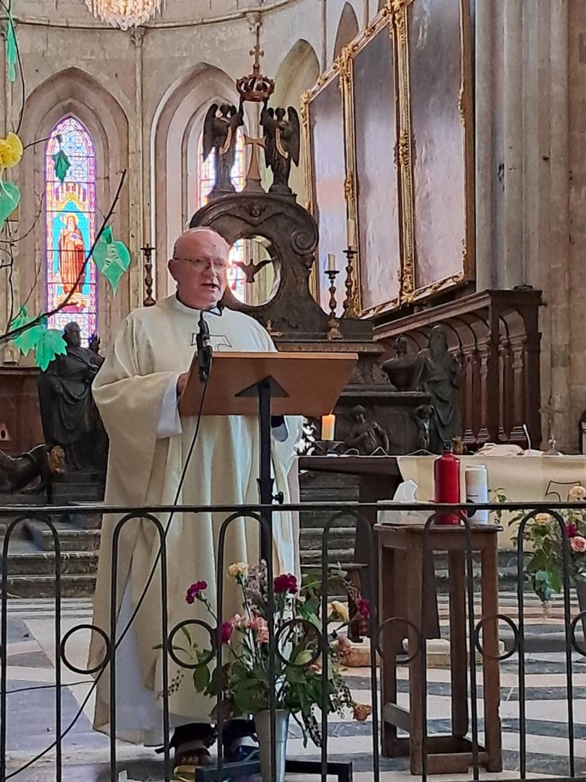 Le père David remercie les paroissiens Le père David remercie les paroissiens