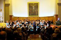 Tous les choristes réunis pour les chants communs Tous les choristes réunis pour les chants communs