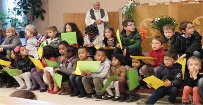 Photo de célébration des petits durant l'éveil à la foi