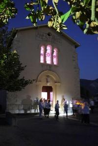 La sortie de l'église de Saint Sauveur  La sortie de l'église de Saint Sauveur