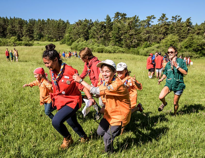 Sortir, jouer, rencontrer des amis, vivre en équipe, apprendre l'autonomie, .. Sortir, jouer, rencontrer des amis, vivre en équipe, apprendre l'autonomie, ..