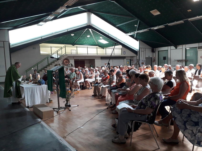 L'assemblée et la chorale pendant la messe L'assemblée et la chorale pendant la messe