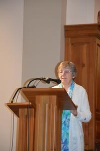 Odile en maîtresse de cérémonie Odile en maîtresse de cérémonie