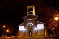 La façade de l'église illuminée