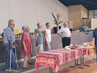 Les membres de l'A.E.P. et le père David devant les gateaux anniversaires Les membres de l'A.E.P. et le père David devant les gateaux anniversaires